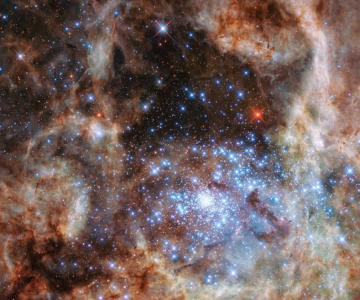 HUBBLE ‘DEV YILDIZLAR DİYARI’NI KEŞFETTİ